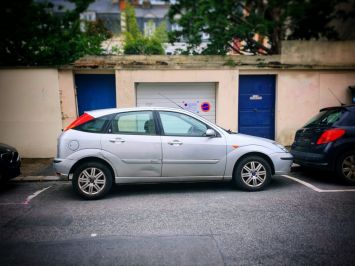 Sokakta park etmiş araç